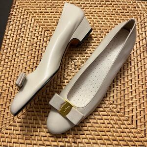 Vintage Salvatore Ferragamo Logo Bow Heels Block Ivory Gold Lillaz Vara Leather